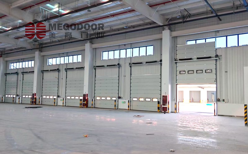 無錫告別傳統(tǒng)鋼制卷簾門：工業(yè)提升門——現代廠房外門的升級之選插圖