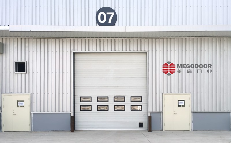 無錫告別傳統(tǒng)鋼制卷簾門：工業(yè)提升門——現代廠房外門的升級之選插圖2
