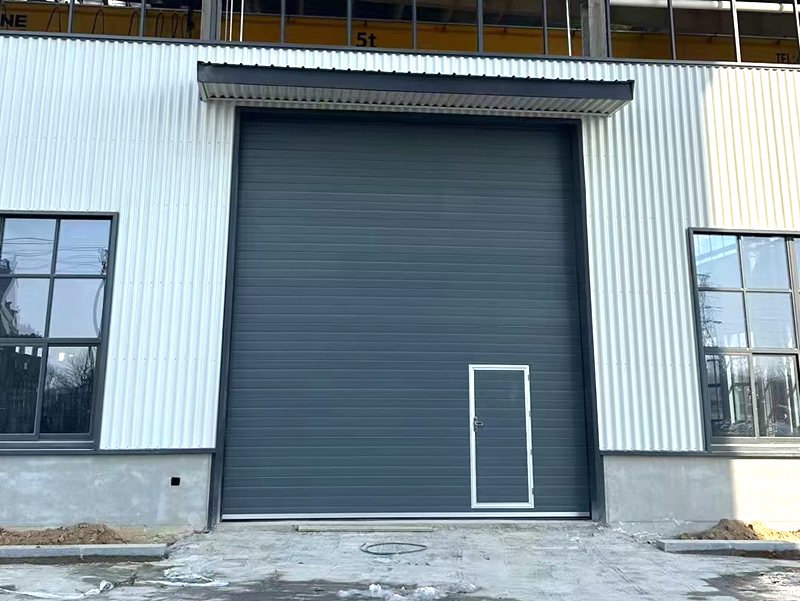 無錫告別傳統(tǒng)鋼制卷簾門：工業(yè)提升門——現代廠房外門的升級之選插圖1
