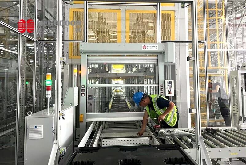 透明視界，高效流轉(zhuǎn)：全透明卷簾門賦能汽車零部件智能制造插圖1